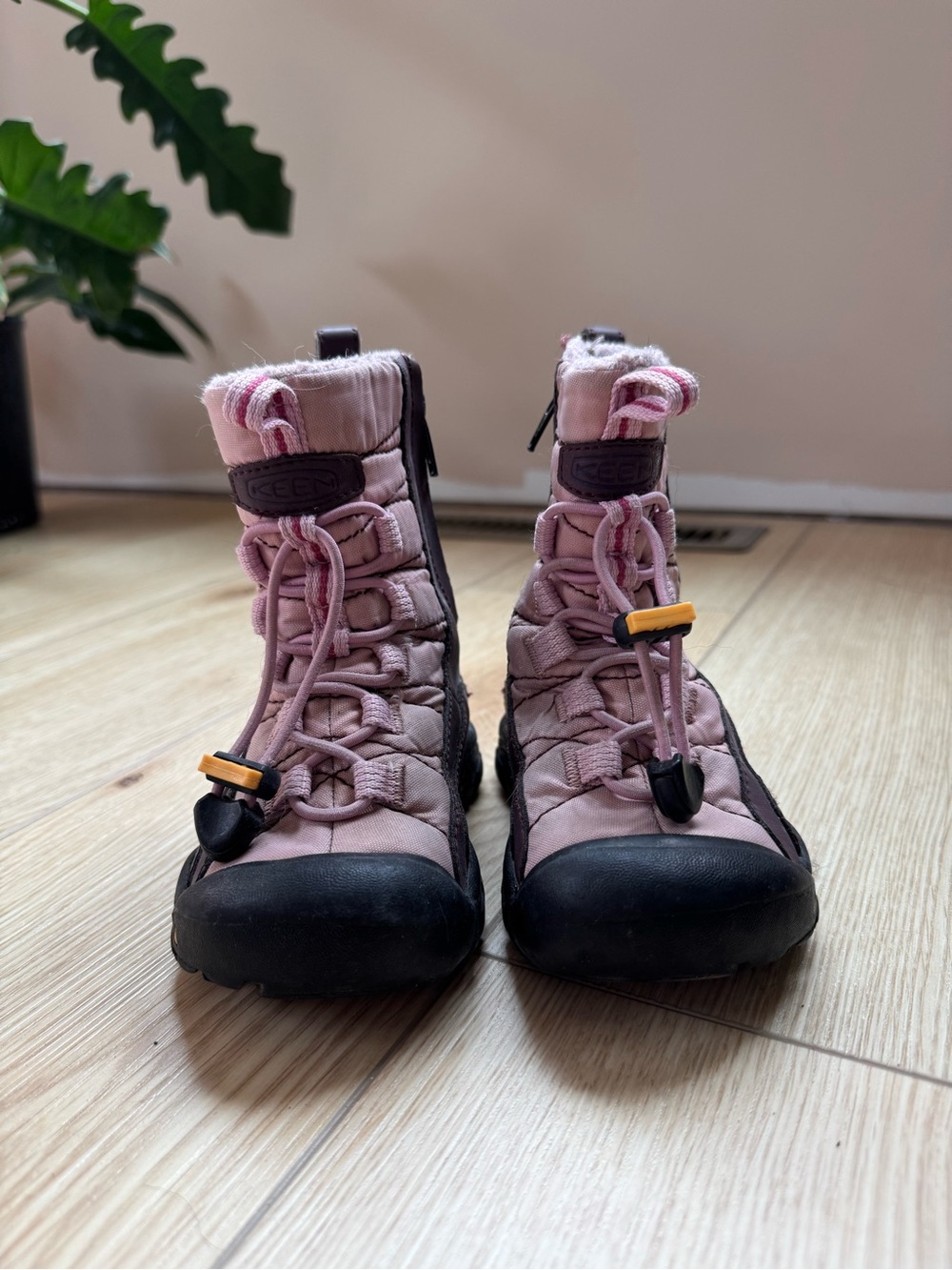 keen pink winter hiking boots size 7